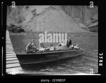 Excursion en bateau à moteur autour de la Mer Morte. Le bateau de vitesse à Djebel Usdum Banque D'Images