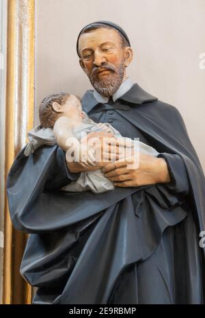 VIENNE, AUSTIRA - 22 OCTOBRE 2020 : la sculpture en polychome sculpté de Saint-Vincent-de-Paul dans l'église Saint-Jean l'évangéliste de Josef Urbania. Banque D'Images