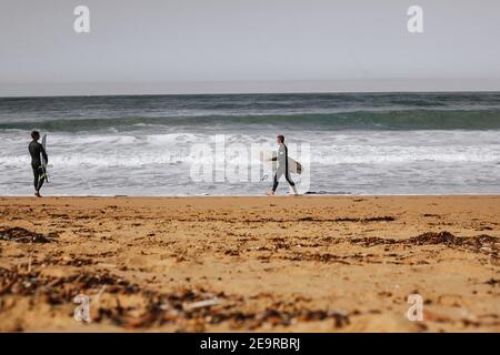 Deux surfeurs ont une vue sur les vagues de l'océan Austral à Moyji ou point Ritchie à Warrnambool, dans le sud-ouest de Victoria, en Australie Banque D'Images