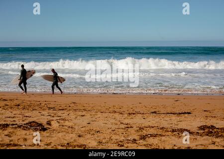 Deux surfeurs ont une vue sur les vagues de l'océan Austral à Moyji ou point Ritchie à Warrnambool, dans le sud-ouest de Victoria, en Australie Banque D'Images