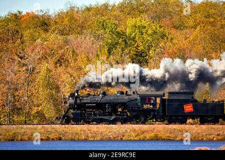 Locomotive à vapeur nationale canadienne n° 3254, un Mikado 2-8-2 à Gouldsboro, Pennsylvanie, dans les Pocono Mpuntains du lieu historique national de Steamtown, S Banque D'Images