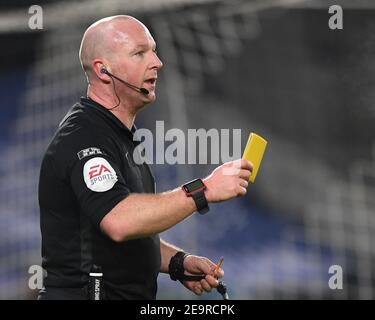 Swansea, Royaume-Uni. 05 février 2021. L'arbitre Simon Hooper délivre le carton jaune à Adam Idah #35 de la ville de Norwich à Swansea, Royaume-Uni, le 2/5/2021. (Photo par Mike Jones/News Images/Sipa USA) crédit: SIPA USA/Alay Live News Banque D'Images