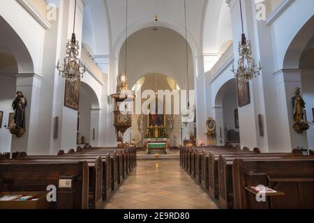 VIENNE, AUSTIRA - 22 OCTOBRE 2020 : la nef de l'église Saint-Pierre et Paul. Banque D'Images