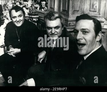 15 mars 1969, Rome, Italie: America superstar actor ROD STEIGER sur la gauche joue Napoléon dans la nouvelle épopée de guerre napoléonienne co-production soviétique-italienne: "Waterloo", actuellement tourné à Rome pour les théâtres en 1970, à la réception tenue aux studios de Laurentiis. Celbrating le début du tournage qui aura les étoiles renommée star britannique CHRISTOPHER PLUMMER comme général Wellington, à l'extrême droite et à sa gauche SERGHEJ BONMARCIUK, le directeur russe d'origine ukrainienne. Une figure de premier plan dans le cinéma russe pendant les années 1950 et 1960 en tant qu'acteur, scénariste et réalisateur, connu pour ses drames d'époque et ses tonnes gagnantes Banque D'Images