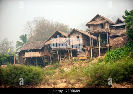 Villages dans le nord rural de la Thaïlande, maisons en bois et bambou sur les collines, matin brumeux donne une vue rafraîchissante, maisons de style rustique de Karen Banque D'Images