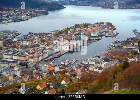 Vue panoramique sur Bergen, Norvège depuis le sommet du point de vue Panorama Fløyfjellet, dans la matinée d'automne. C'est une destination touristique populaire. Banque D'Images