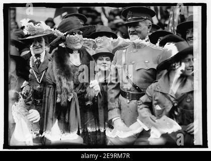 Mme Harding, Gén'l Pershing, Mme Benedict Crowell, (5-7-21) Banque D'Images