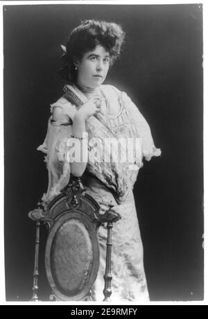 Mme James J. 'Molly' Brown, survivante du Titanic, portrait de trois quarts de longueur, debout, face à droite, bras droit à l'arrière de la chaise Banque D'Images