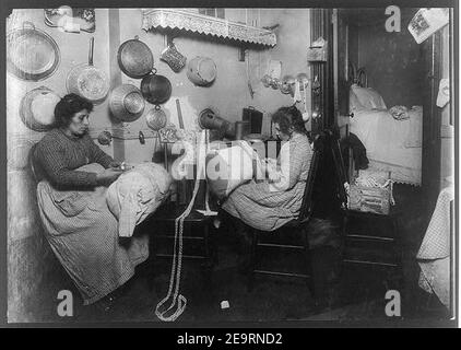 Mme Palontona et sa fille de 13 ans, Michaeline, qui travaille sur la "taie d'oreiller" dans la cuisine sale de leur résidence, 213 E. 111th Street, 3e étage. Ils étaient tous les deux très analphabètes. Mère Banque D'Images