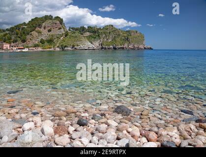 Taormina - la plage avec les pierres ponce. Banque D'Images