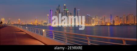 Dubaï, Émirats arabes unis - Mars 29, 2017 : La soirée panorama de Marina Towers. Banque D'Images