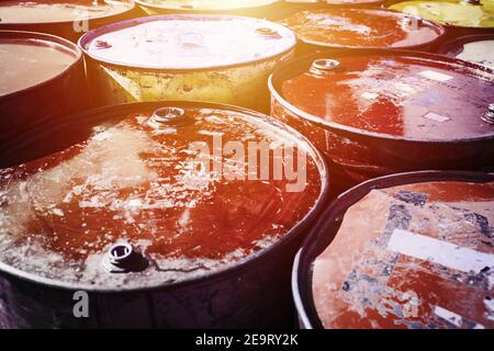 Danger vieux carburant d'huile rouillé bidon de produits chimiques toxiques en acier dans le fret de l'entrepôt portuaire. Banque D'Images