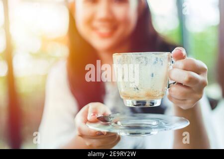 les gens sont heureux de boire une tasse de café pour se rafraîchir le concept du matin Banque D'Images