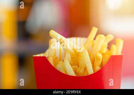 Crosse de pommes de terre ou frites grosses calories gras de glucides Et sel malsain style américain populaire fast food Banque D'Images