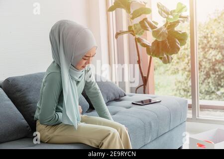 les femmes arabes maux d'estomac crampes graves, douleurs abdominales de la menstruation ou de l'expression de problèmes de santé de période Banque D'Images