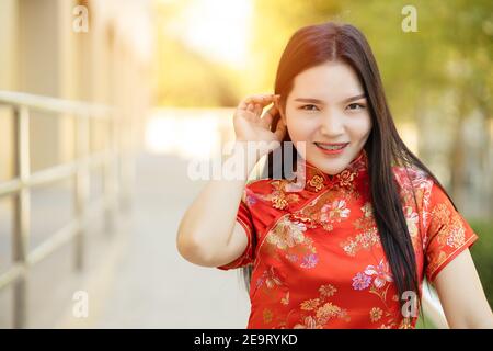 Belle asiatique chinoise femmes charmant dressing Qipao traditionnel tissu en chinois nouvel an. Banque D'Images