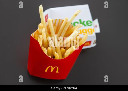 McDonald's French fries fastfood set, repas américain le plus populaire, McDonald's exploite plus de 30,000 restaurants dans le monde.30 décembre 2020, Ba Banque D'Images