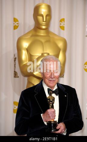 6 février 2021. DOSSIER : Christopher Plummer Dies à 91. Photo du dossier en date du 26 février 2012 de Christopher Plummer pose avec la performance par un acteur dans un rôle de soutien dans la salle de presse aux 84e Annual Academy Awards qui ont eu lieu au Kodak Theatre de Los Angeles, CA, Etats-Unis. Christopher Plummer, qui a joué dans le son de la musique, a gagné un Oscar pour les débutants et a été nominé pour tout l'argent dans le monde et la dernière station, est mort, à 91 ans, paisiblement aujourd'hui à son domicile dans le Connecticut, a confirmé sa famille. Credit: Abaca Press/Alay Live News Banque D'Images