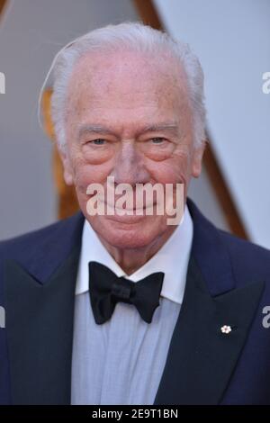 6 février 2021. DOSSIER : Christopher Plummer Dies à 91. Photo du dossier datée du 4 mars 2018, de Christopher Plummer marchant sur le tapis rouge pour arriver aux 90e Oscars annuels de l'Académie, qui se sont tenus au Dolby Theatre de Los Angeles, CA, États-Unis. Christopher Plummer, qui a joué dans le son de la musique, a gagné un Oscar pour les débutants et a été nominé pour tout l'argent dans le monde et la dernière station, est mort, à 91 ans, paisiblement aujourd'hui à son domicile dans le Connecticut, a confirmé sa famille. Credit: Abaca Press/Alay Live News Banque D'Images