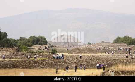 Teotihuacan. Temple de la Lune vu de l'Avenue des morts. Ancienne méso-américaine 'ville des Dieuxs'. Ruines et pyramide avant Aztec. Mexique Banque D'Images