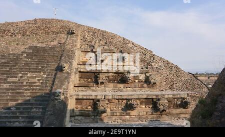 Teotihuacan. Ancienne méso-américaine 'ville des Dieuxs'. Pyramide pré-Aztec avec gargouilles à tête serpent. Près de Mexico, Mexique Banque D'Images