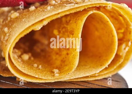 Texture de fond de pastille sucrée faite de fruits purs en rouleaux. Bonbons naturels de baies et de fruits. Alimentation en vitamine et en nourriture végétalienne. Gros plan Banque D'Images