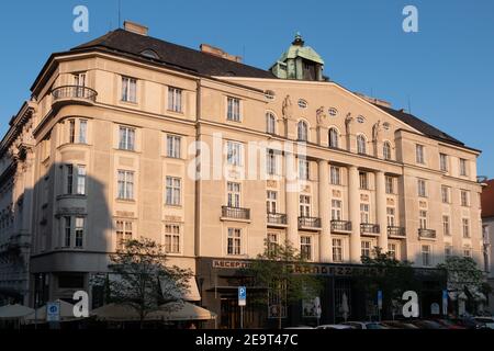 Brno, Moravie, République Tchèque - septembre 12 2020: Hotel Grandezza façade extérieure sur le marché des choux de Zelny TRH. Banque D'Images