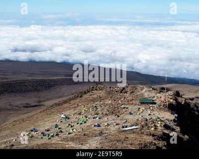 Vue depuis le dessus du camp de base de kilimanjaro kilimanjaro le plus haut sommet d'afrique. Banque D'Images