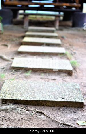 Une ligne de blocs de béton sert de chemin de jardin piste Banque D'Images