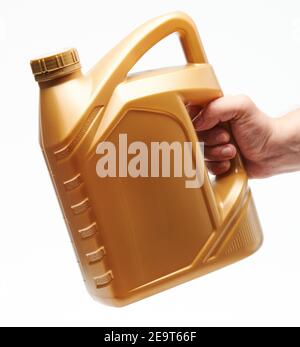 Jerrycan en plastique jaune à la main isolé sur fond blanc Banque D'Images