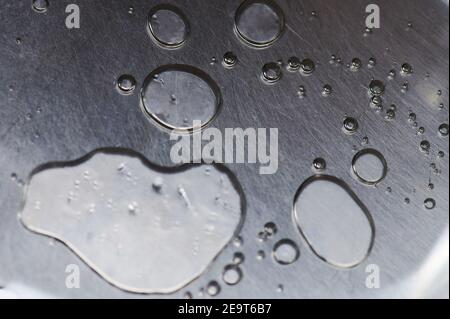 Gouttes d'eau sur la macro de surface métallique vue rapprochée Banque D'Images