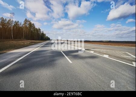 Asphalte vide de la route par beau temps ensoleillé Banque D'Images