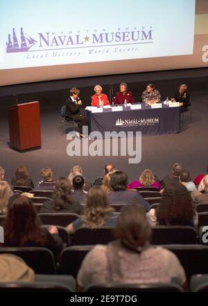 Le Musée accueille le groupe femmes de la Marine 150304 Banque D'Images