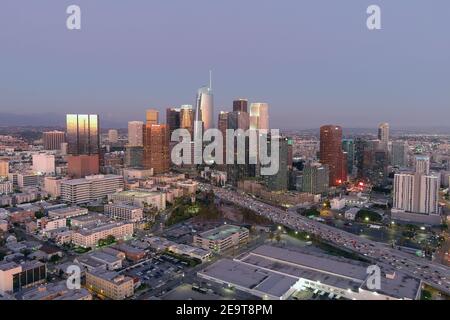 Une vue aérienne de la ligne d'horizon du centre-ville de Los Angeles, vendredi 5 février 2021. Banque D'Images