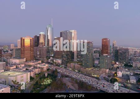 Une vue aérienne de la ligne d'horizon du centre-ville de Los Angeles, vendredi 5 février 2021. Banque D'Images