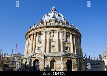 La célèbre caméra ronde Radcliffe, qui fait partie de l'université d'Oxford. Abrite la bibliothèque scientifique. Banque D'Images