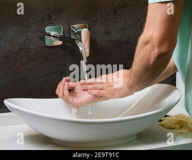 Photo en gros plan du lavage des mains sous l'eau avec du savon pour la protection de la pandémie de coronavirus covid 19 Banque D'Images