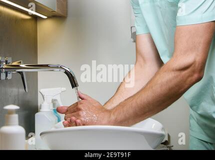 Gros plan la bonne façon de se laver les mains sous l'eau pour le personnel médical avant de travailler avec des patients qui sont malades coronovirus covid 19 Banque D'Images