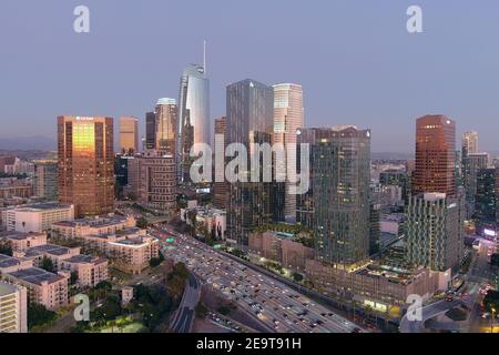 Une vue aérienne de la ligne d'horizon du centre-ville de Los Angeles, vendredi 5 février 2021. Banque D'Images