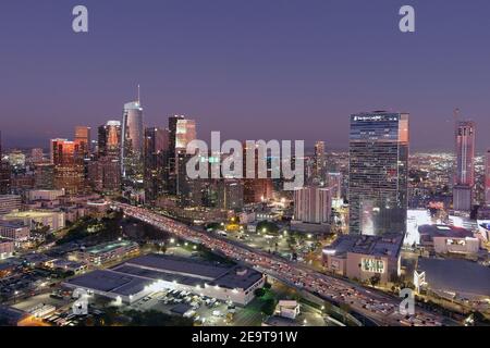 Une vue aérienne de la ligne d'horizon du centre-ville de Los Angeles, vendredi 5 février 2021. Banque D'Images