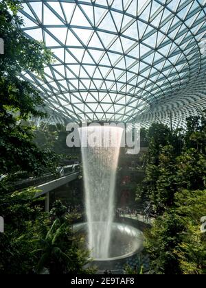 Le soleil se reflète sur la chute d'eau au cœur de le terminal de l'aéroport changi singapore jewel 4 Banque D'Images