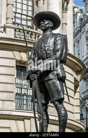 Statue en bronze d'un soldat Gurkha, monument aux Nepalis qui luttent pour l'armée britannique. Ministère de la Défense, Westminster, Londres. Monument public o Banque D'Images