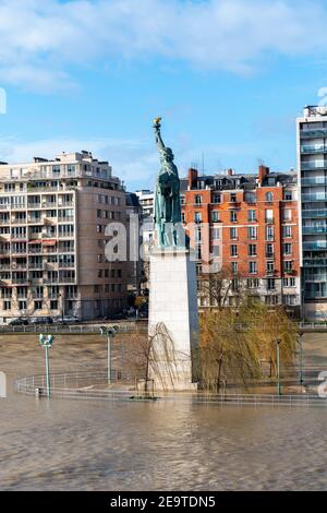 Inondation de la Seine à Paris près de la Statue de Réplique Liberty Banque D'Images