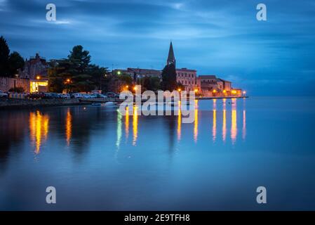 Vue en soirée sur Porec, Croatie Banque D'Images