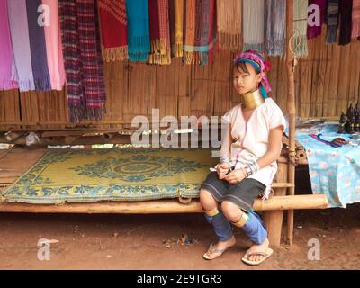 Karen tribal petite fille portrait avec un collier unique sur son cou. Il vend des tissus de son artisanat tribal Banque D'Images