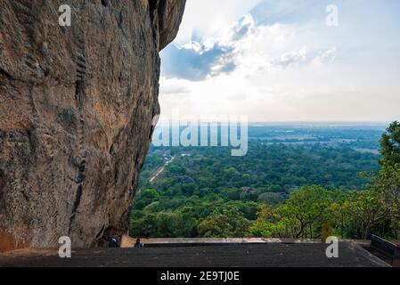 Ancienne forteresse ruine du rocher du Sigiriya Lion pendant la lumière du soir dorée avant le coucher du soleil. Banque D'Images