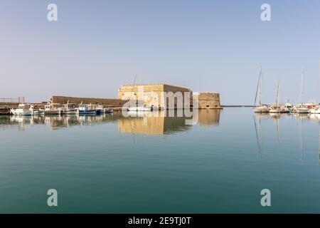 Héraklion, Grèce - Mai 16 2020 : l'ancien fort et le port vénitien d'Héraklion. Banque D'Images