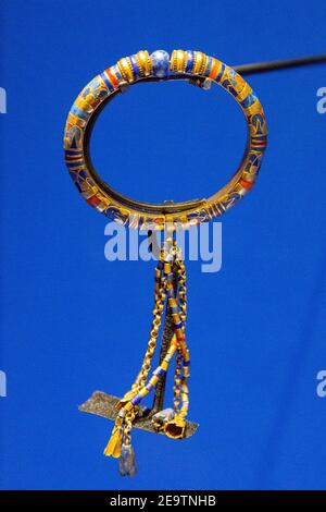 Égypte, le Caire, Musée égyptien, bracelet du Grand prêtre Pinedjem II, trouvé dans la cachette royale de Deir el Bahari. Dynastie 21. Or, carnélien. Banque D'Images