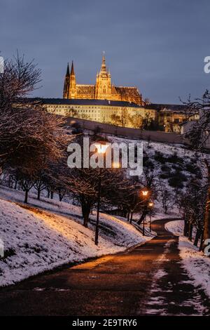 Carte postale vue sur le château de Prague en soirée depuis Petrin, République Tchèque.destination touristique célèbre.panorama d'hiver de Prague.jour de neige dans la ville. Banque D'Images