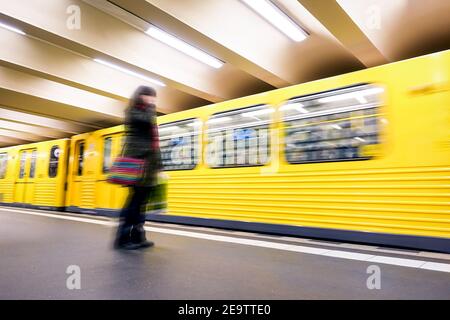 Personne défocuée debout devant le train rapide - transport souterrain Concept avec véhicule flou se déplaçant dans le métro - métro générique transport Banque D'Images